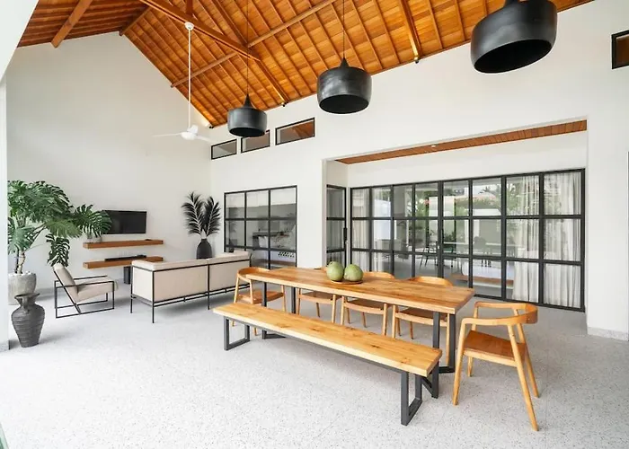 Luxe En Comfortabel ~ 5* Locatie ~ Zwembad ~ Kingsize Bedden * Canggu (Bali)